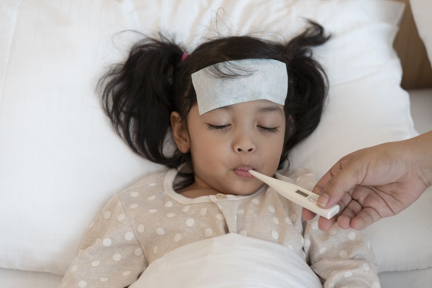 夏天小孩发烧怎么办最有效的方法,孩子夏季发烧的原因有哪些