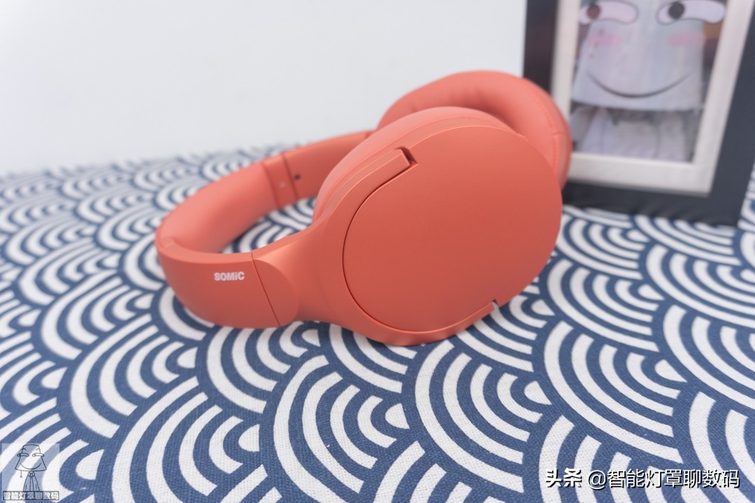 深圳小伙的快乐出租屋(上):千元1080P投影+头戴蓝牙耳机