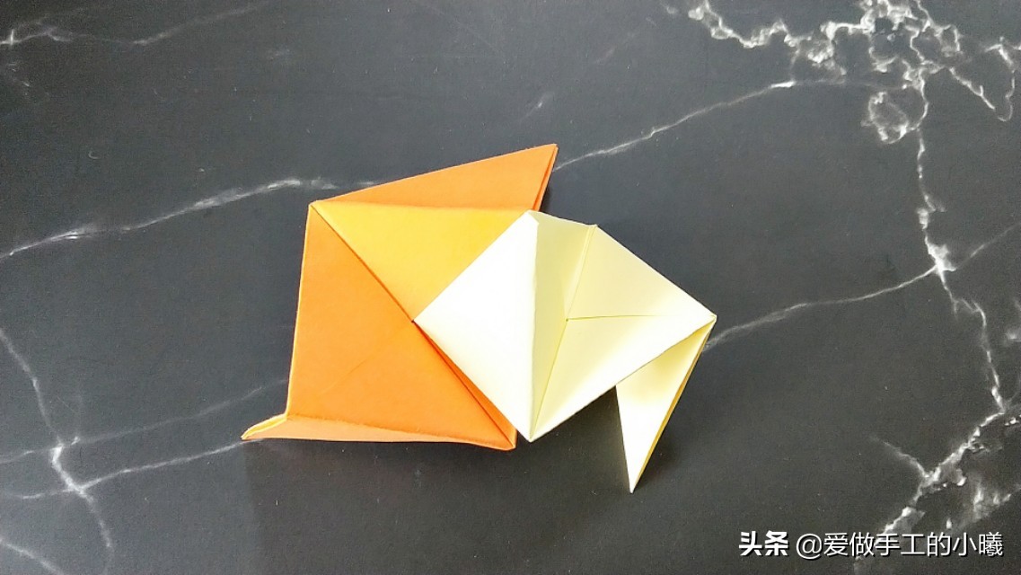 好玩的折纸旋转陀螺有一点点复杂,不用胶水就可以折的陀螺