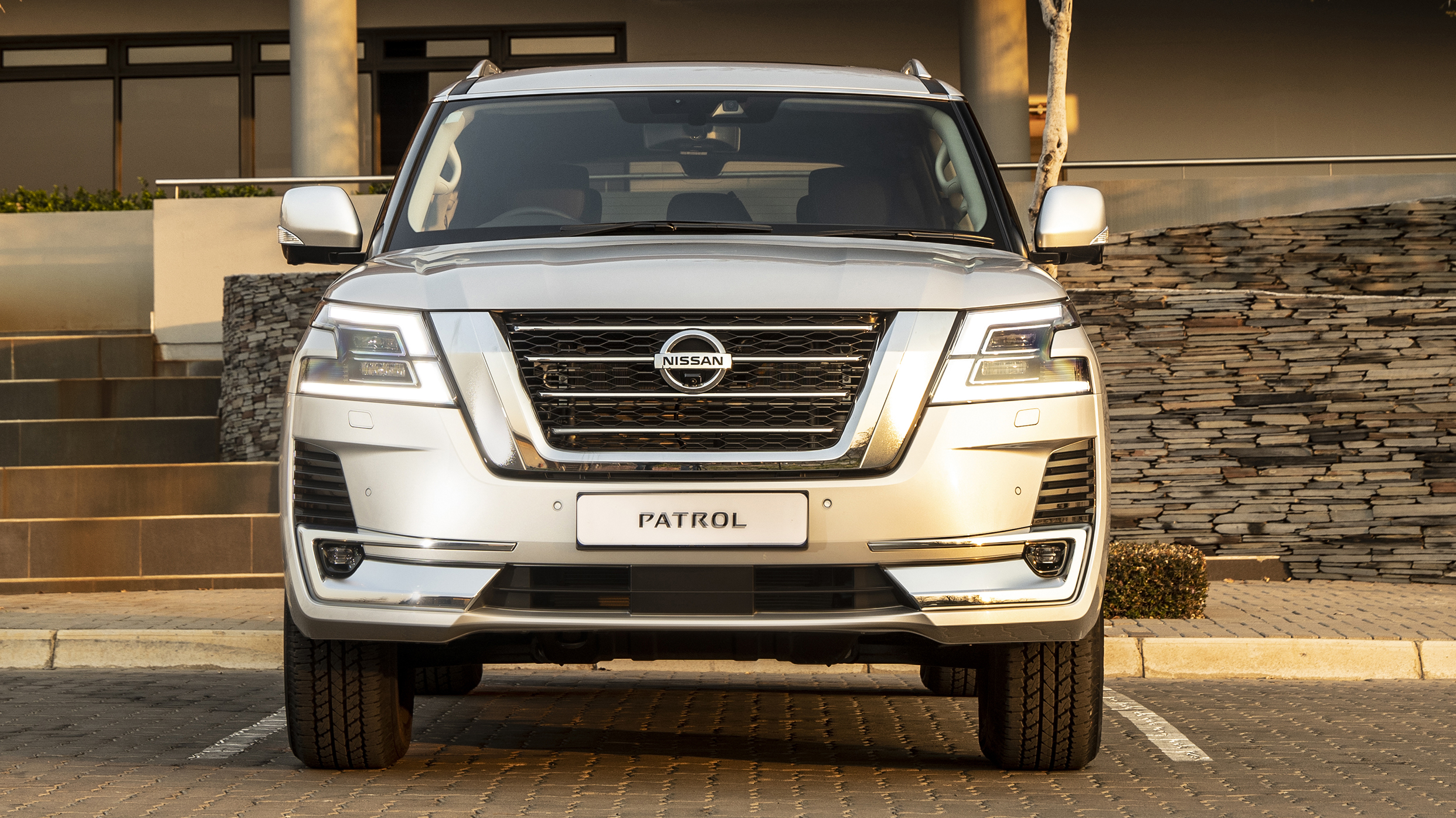 全新日产途乐有哪些亮点,丰田陆巡与日产途乐