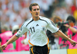 足坛历史最多进球纪录排名,打破吉尼斯世界纪录的门将ac米兰