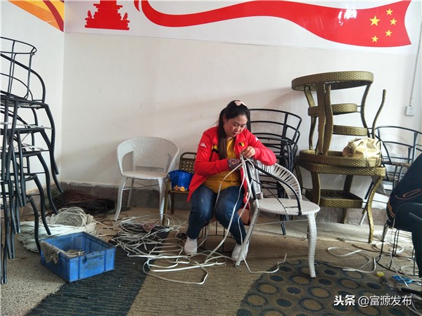 “扶贫工厂”进村,挣钱顾家两不误