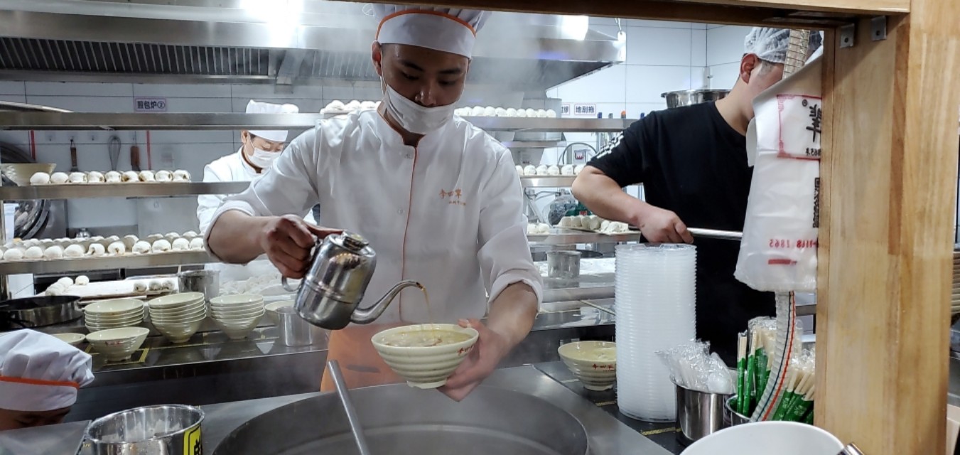 两个大男人搁郑州东区，剋永城牛肉水煎包子，一啸咧十个跟玩的样