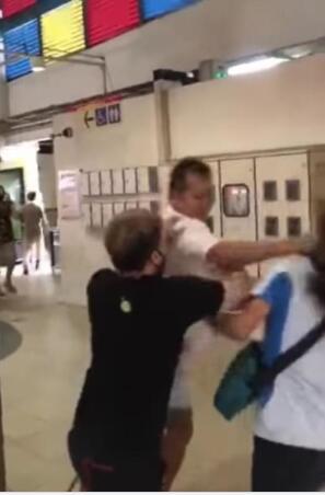 新加坡人现在有多聒噪？大叔一言不合对妹纸拳拳到肉