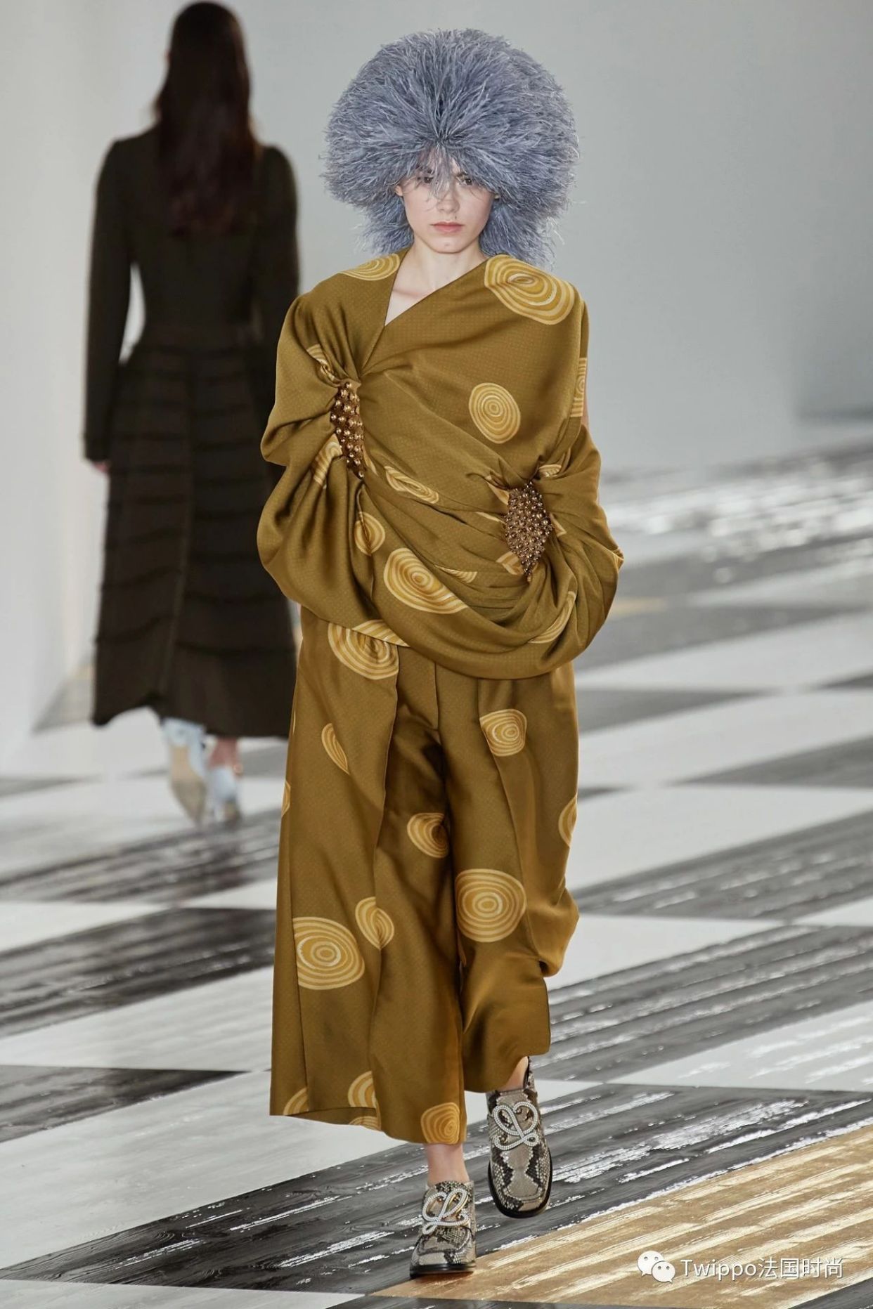 2020秋冬巴黎时装周givenchy秀场 (jacquemus 2020巴黎时装周秀场)