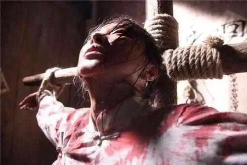 1941年,15岁抗日小英雄被日*用军**搓衣板搓烂胸部,头颅挂在村墙