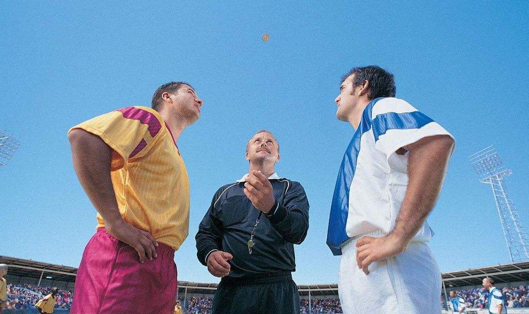 足球裁判用硬币决定开球方,足球比赛前由裁判抛掷一枚硬币