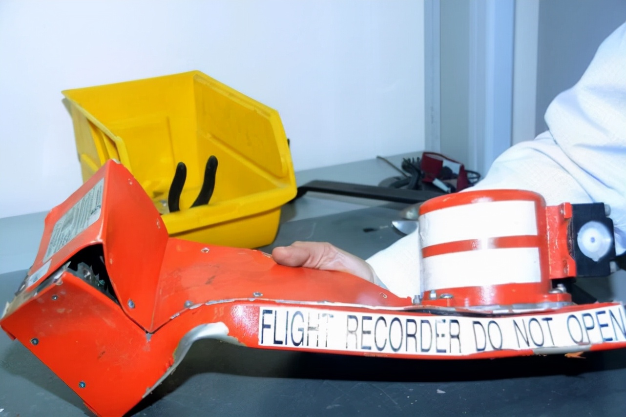 大连5.7空难机长果断坠海,大连五七空难在蟹子湾吗