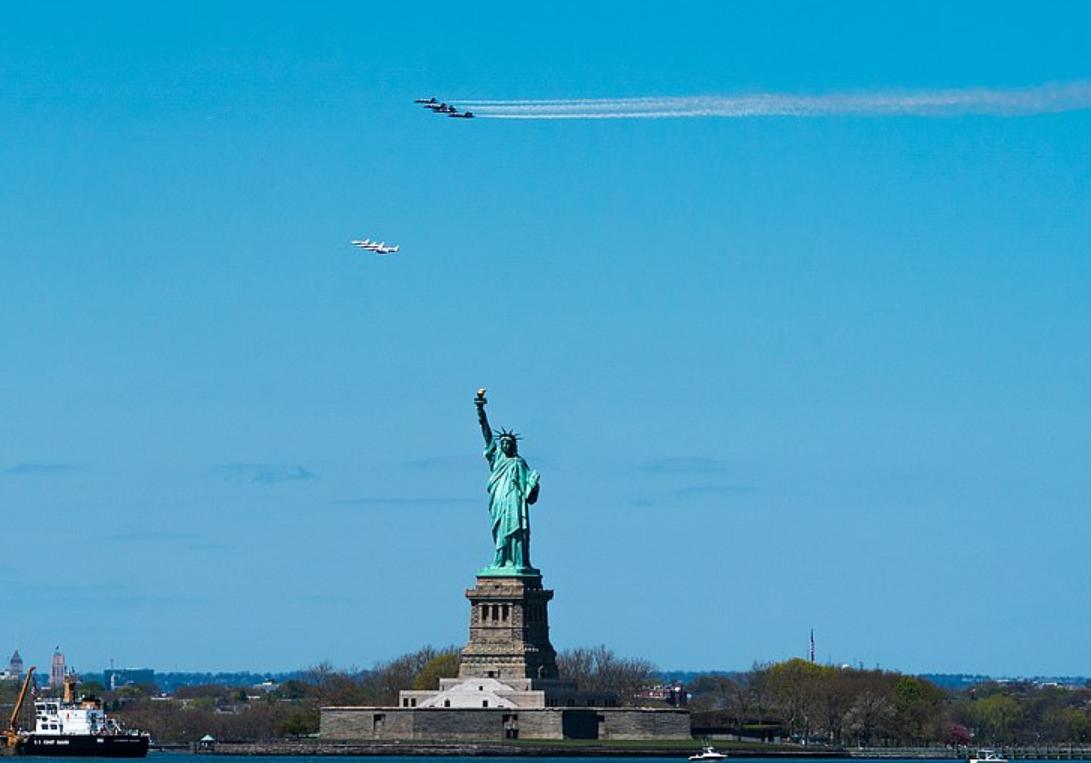 上万美民众无视病毒聚集,兴奋看飞行表演,飞机还飞过自由女神像