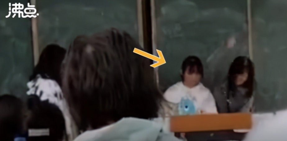 女子系鞋带被同伴推入水库,女子系鞋带被同伴推入水中后续