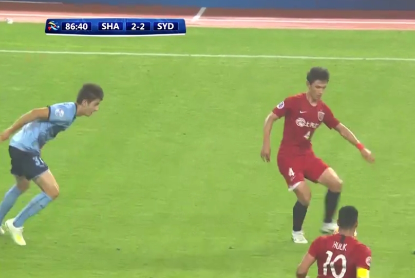 这个停球可给100分？上港铁卫把40米长传吸在脚下，一复出就进球