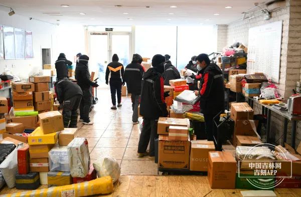 南张顺丰春节不打烊每天1点发车,顺丰快递小哥春节当天送货吗