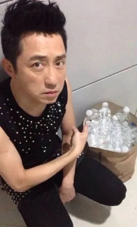 买二手衣服回家补、一张椅子用18年，这8位明星，有钱也没乱花