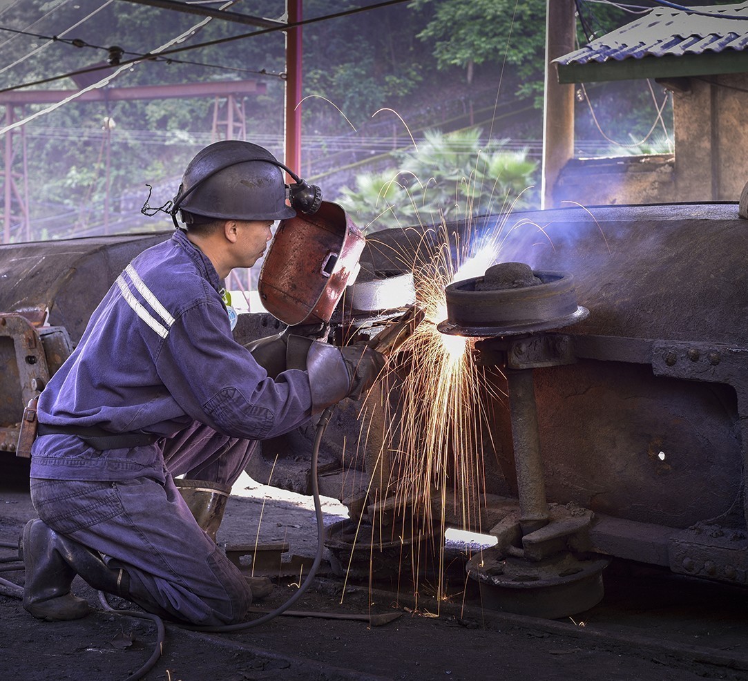 安全管理专业劳动模范事迹,坚守岗位的劳模风采