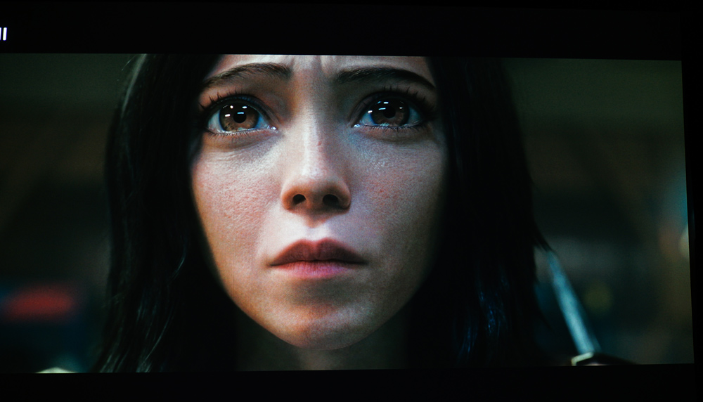 奥图码uhz886是哪年生产的,奥图码uhz886镜头是什么材质