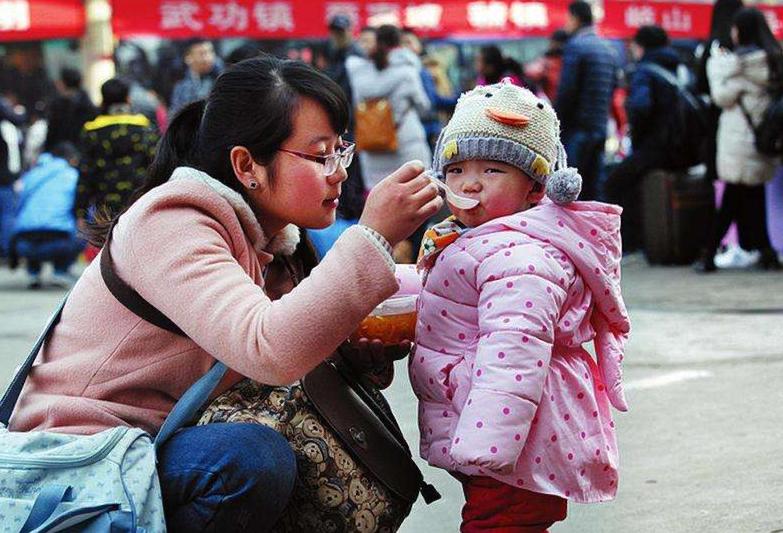 嫌妈妈做饭难吃小孩自己动手,嫌弃孩子吃奶脏