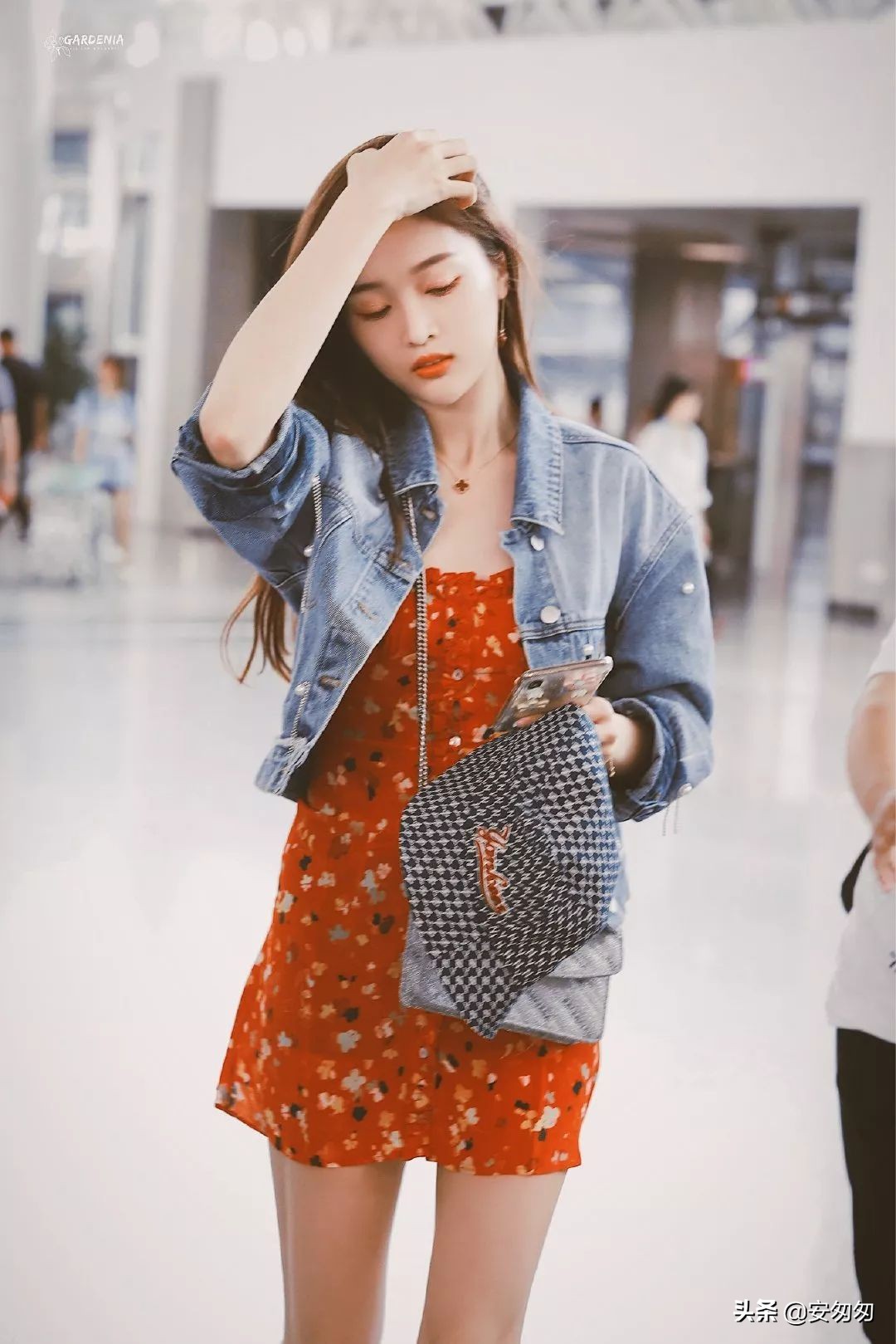 下半年第一周明星们都穿哪些转运装，一起看明星机场秀吧