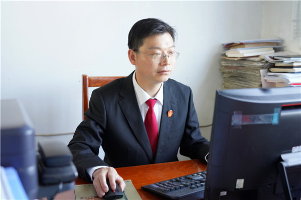 法院党建引领激发干警担当作为,政治引领立足岗位书写报国之志