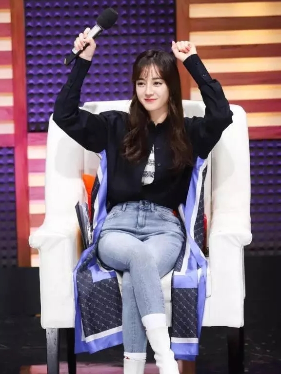 今年流行的袜子穿法大全,今年流行袜子套裤子的穿法