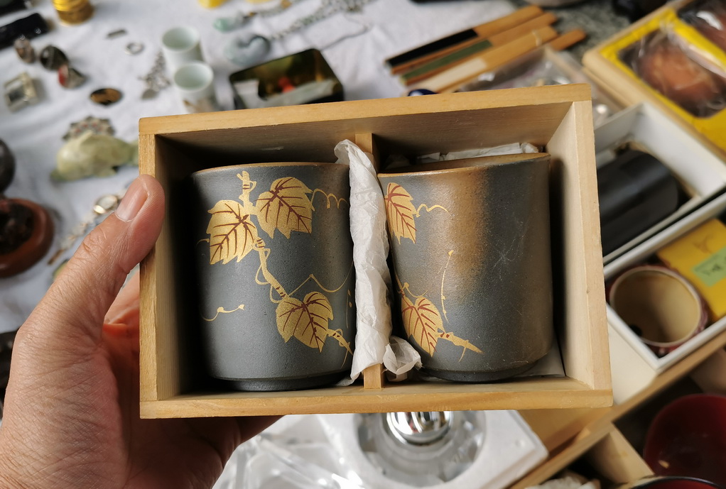 沈阳古玩地摊买日瓷杂货：东西好多，价格好诱人，这是怎么弄来的