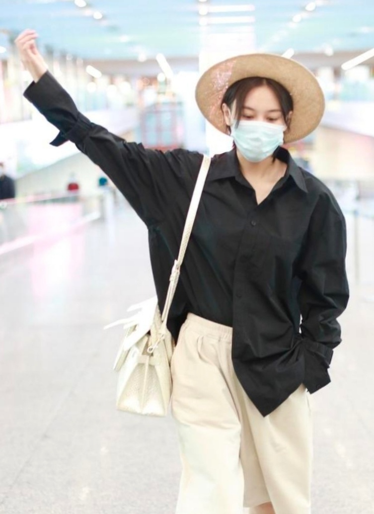 张馨予帽子造型,张馨予戴草帽玩特效自拍超接地气