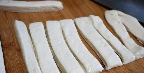 无矾无碱无铝油条教学,无矾酥脆油条的配方和制作