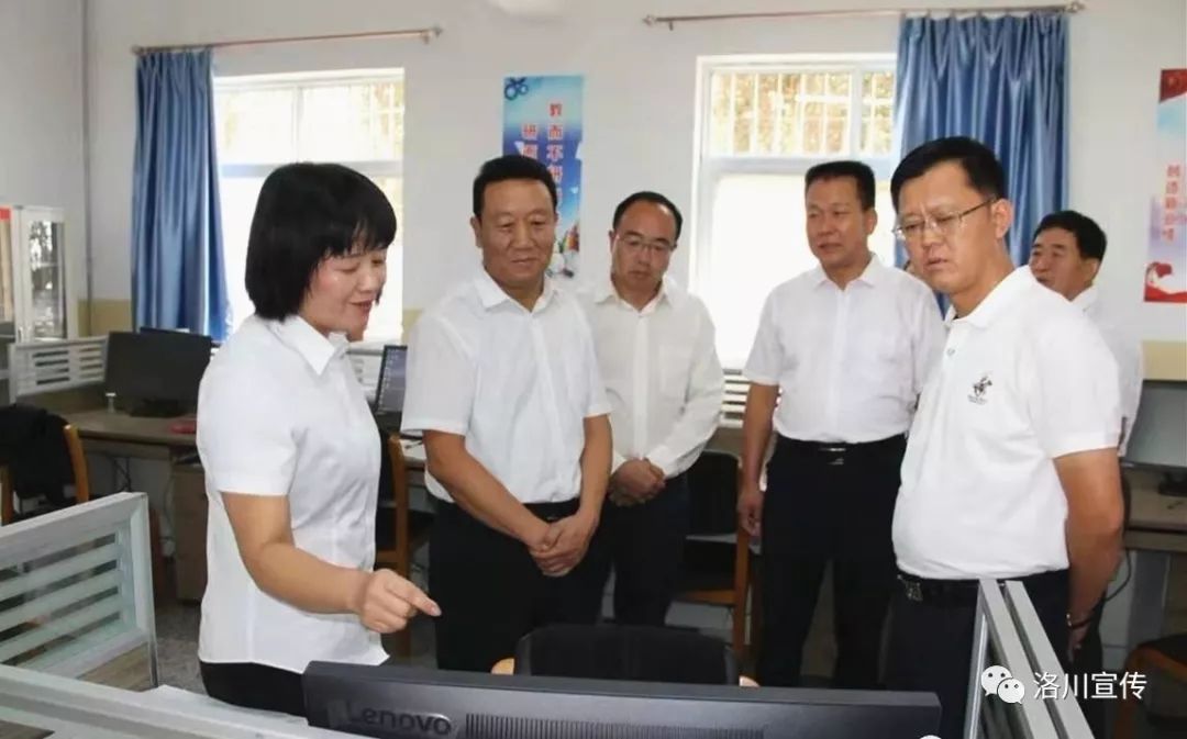 守初心担使命向党旗宣誓,守初心担使命为群众排忧解难