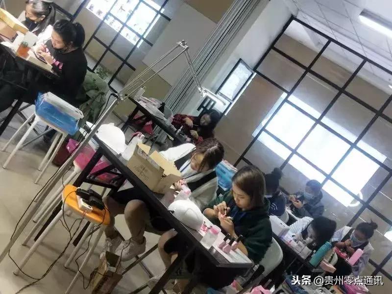 学美容化妆美甲纹绣在哪学,去哪学化妆学美甲