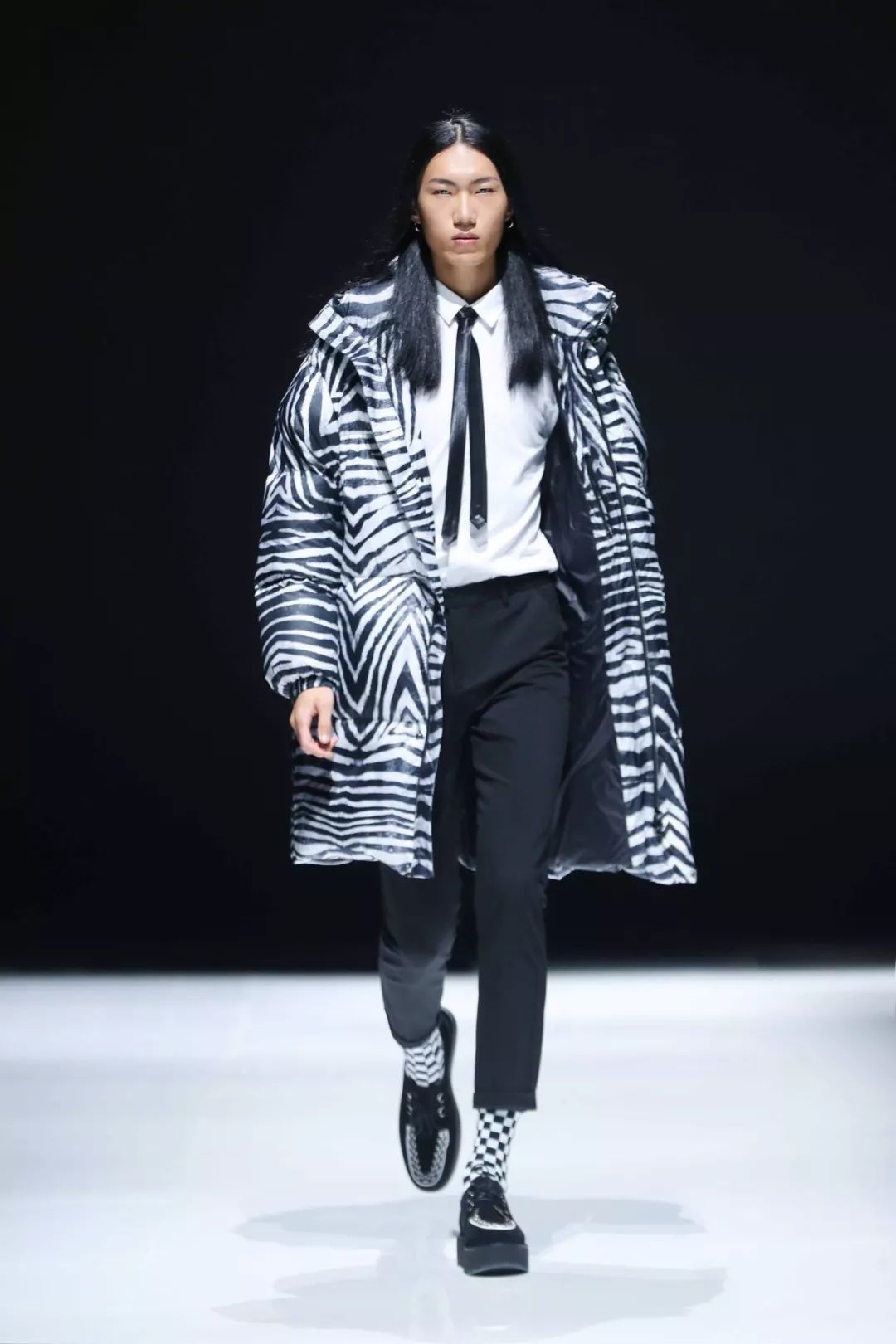 为了抢全球大咖都在翻牌的羽绒服，我差点挤晕在波司登...