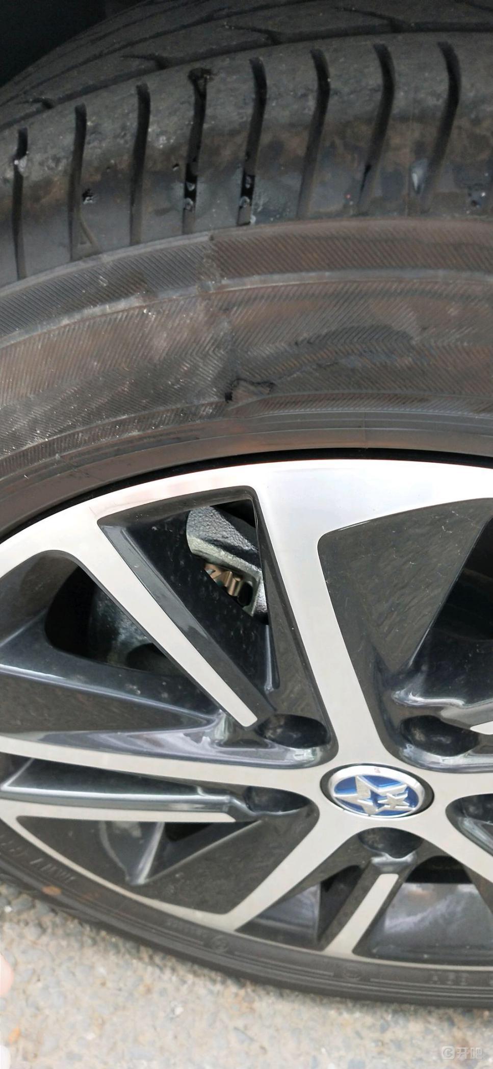 轮胎侧面有个小口子需要更换吗,轮胎正面有1cm小口怎么办