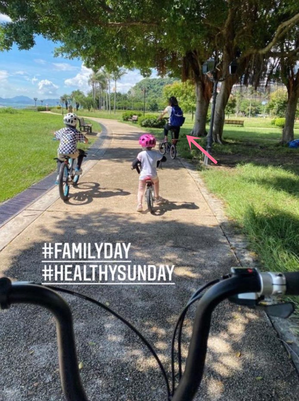 霍启刚婚后派对,霍启刚带全家骑单车