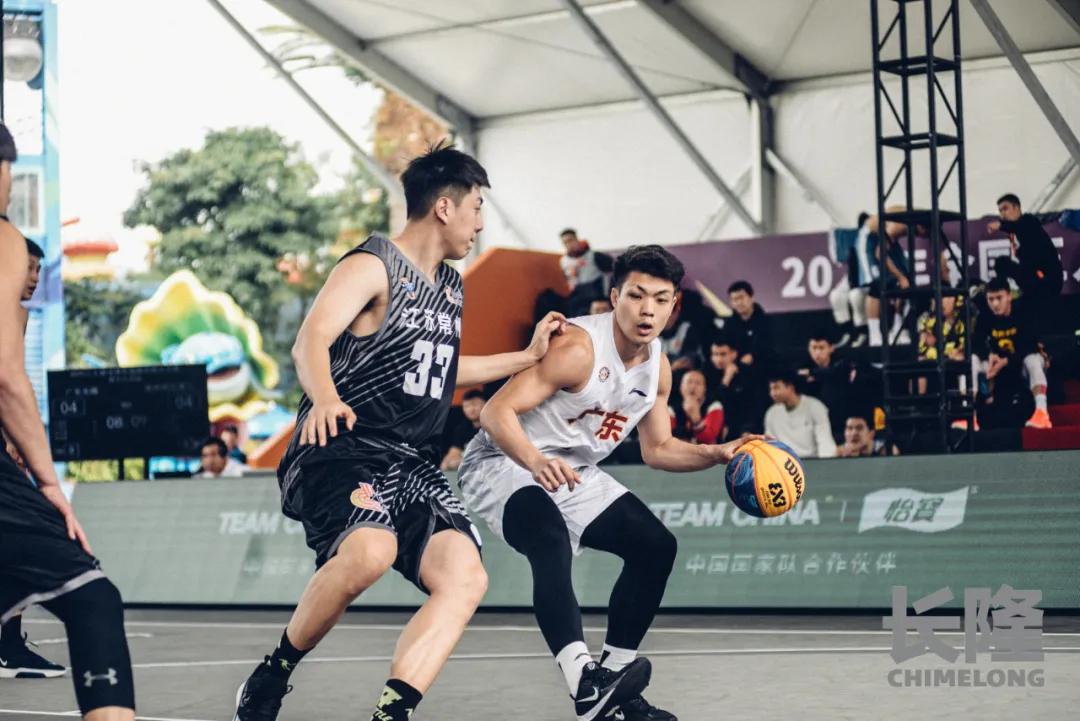 眼角干到爆皮,眼角被砸越来越紫