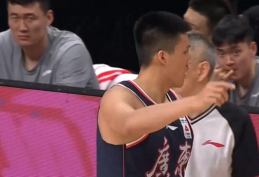 徐杰三分命中随即突破造犯规,徐杰开场5分钟被吹3次犯规