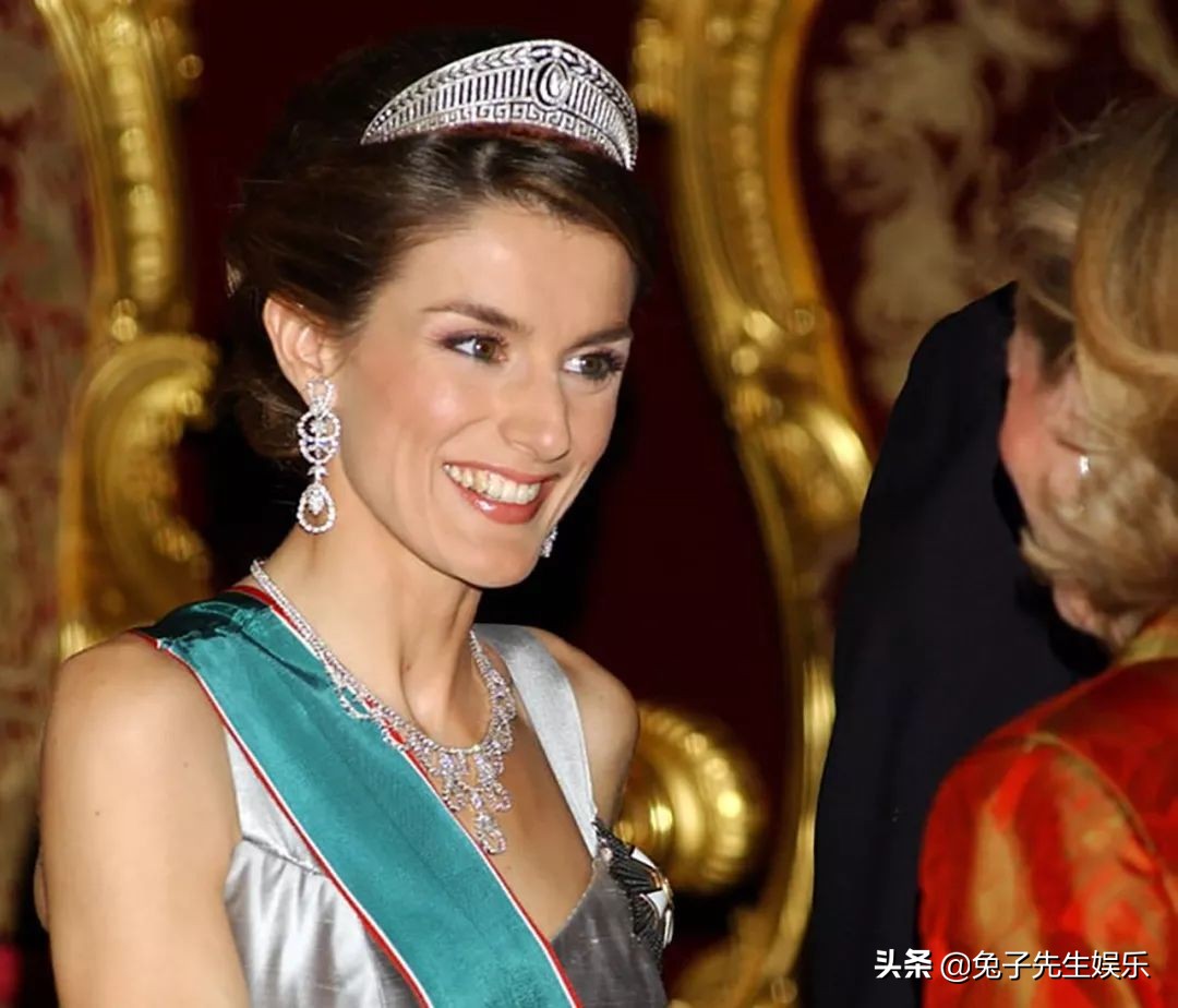 西班牙王后穿红衣服戴皇冠,西班牙王后戴帽子