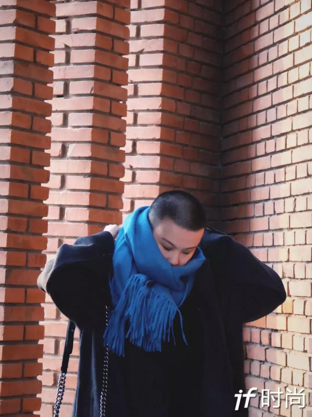 适合羽绒服显脸小围巾的系法,怎么给女生系围巾不会显脸小