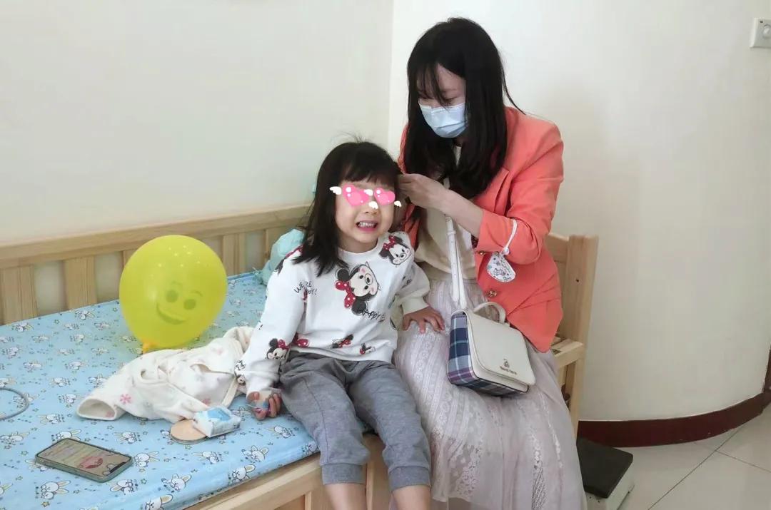 四岁小孩20颗蛀牙视频,4岁孩子蛀牙不痛有必要去补牙吗