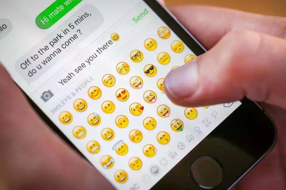 lol、ttyl、l8r...啥意思？不懂缩写就没法跟老外聊天