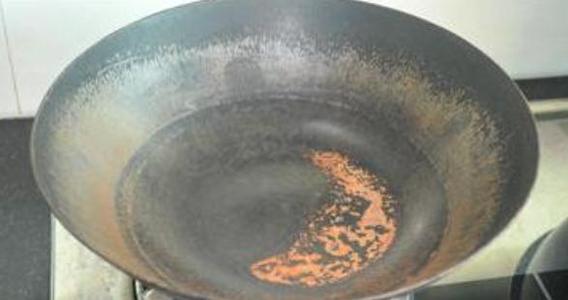 家用怎样做铁锅才能永远不生锈,生锈的铁锅别扔了学会这个小窍门