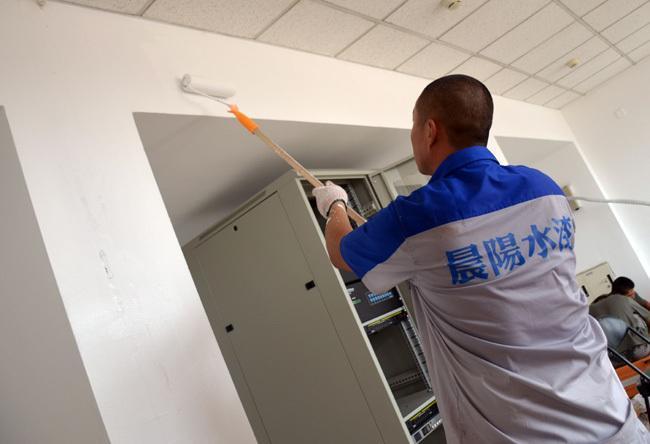 选好乳胶漆，滚刷好还是喷涂好，搞清楚优缺点，装修坑不了你