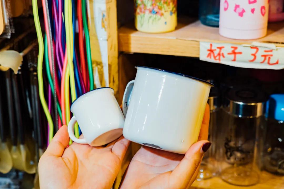 活着的两元店,2块钱能买啥?