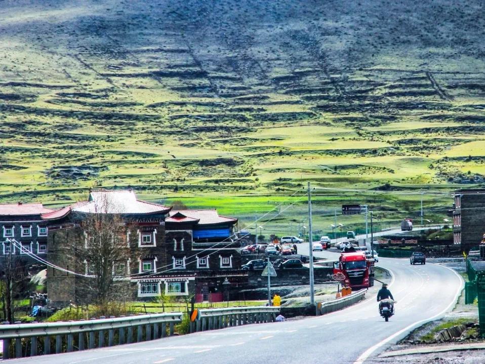 稻城亚丁春天视频,稻城亚丁春天风景
