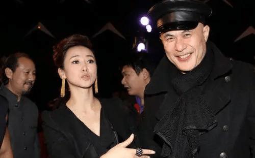 他被誉为“风月片”教父,拦截训练中的女兵,直言:我们结婚吧