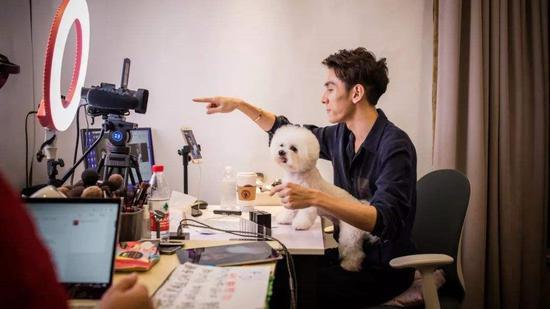 别再羡慕李佳琦、薇娅：门店直播更适合你