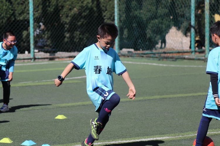 6岁到10岁孩子的足球训练,足球的魅力让小朋友们与足球结缘