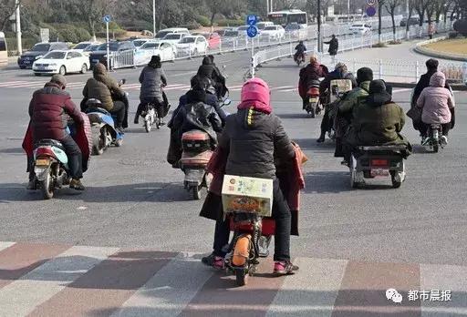 徐州骑电动车不戴头盔被追,徐州骑电动车没戴头盔视频