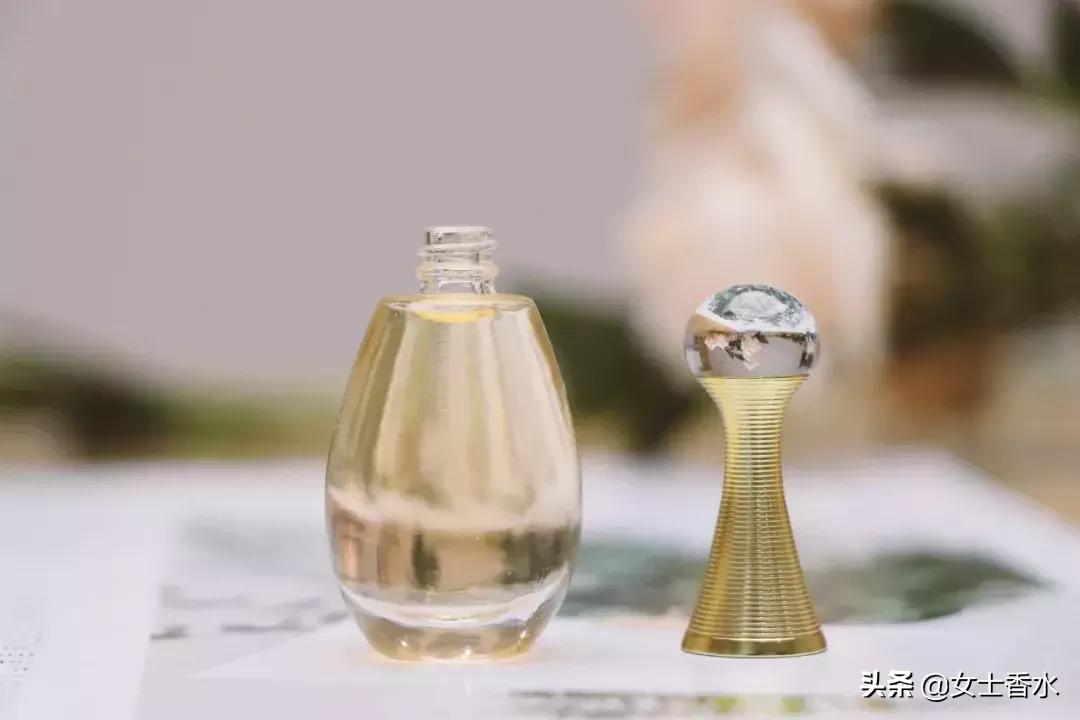 说好的一起自然素面朝天，你却偷偷的喷了香水……