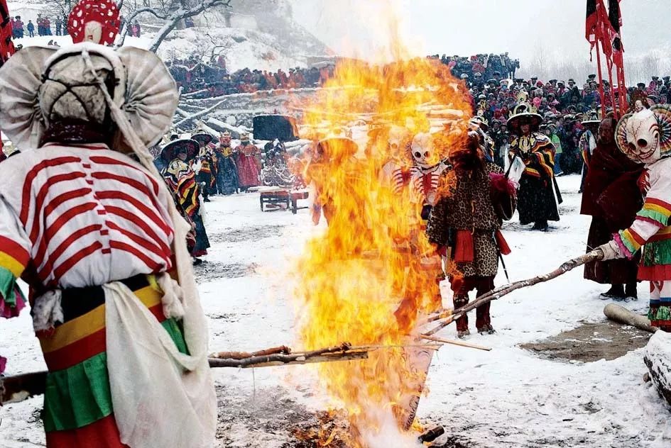 苗族千人共舞祈愿风调雨顺,人神共舞