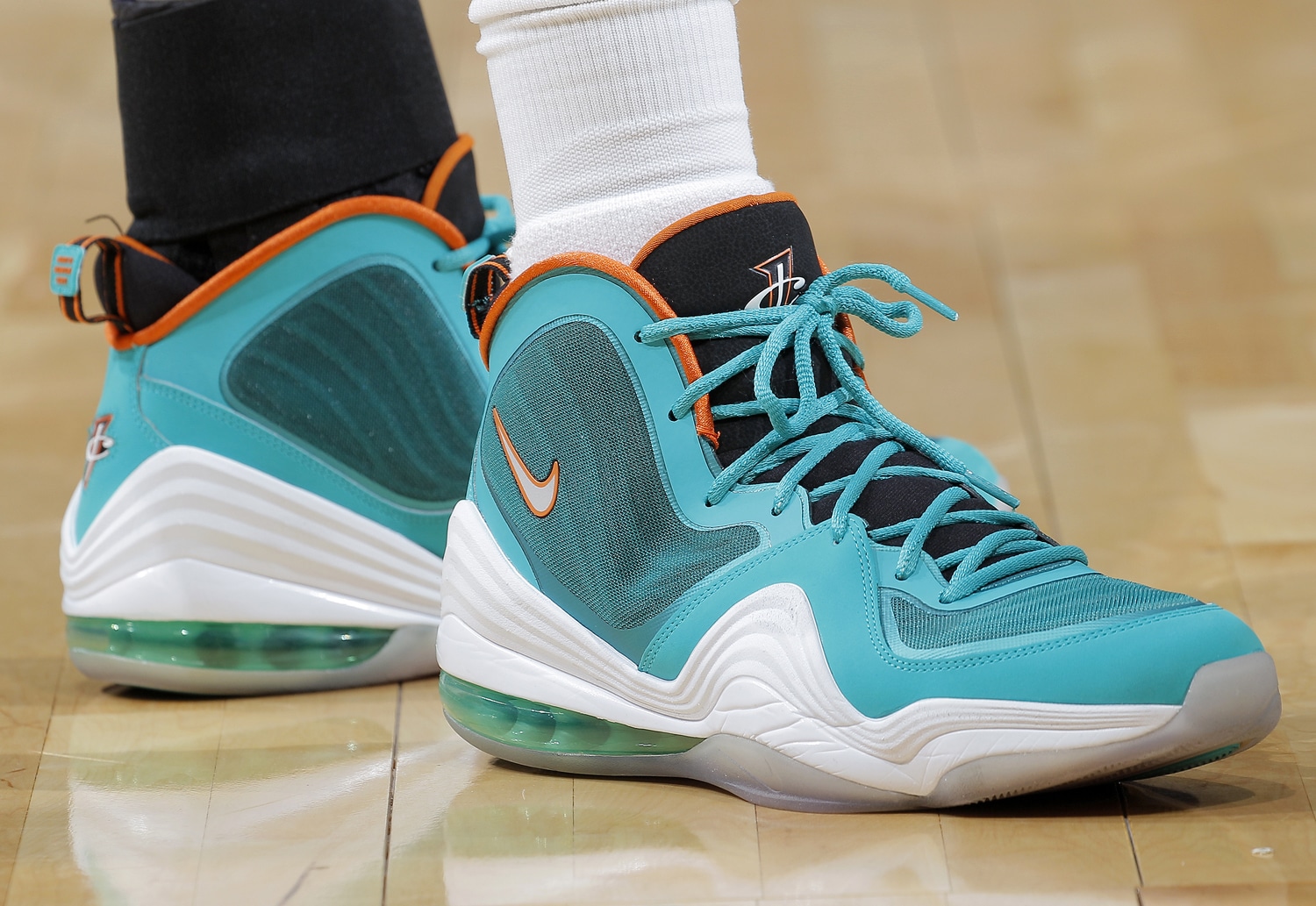 NBA赛场最近三天篮球鞋精选集：鞋头们的赛季鞋王之争越发激烈