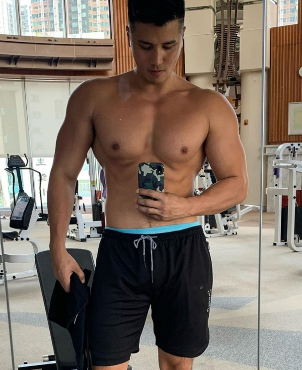 韩国帅哥晒胸肌恶搞,tvb男演员胸肌