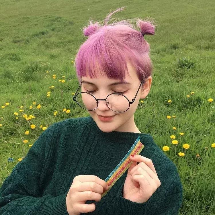 夸张发色弄什么造型,夸张的发色适合什么衣服